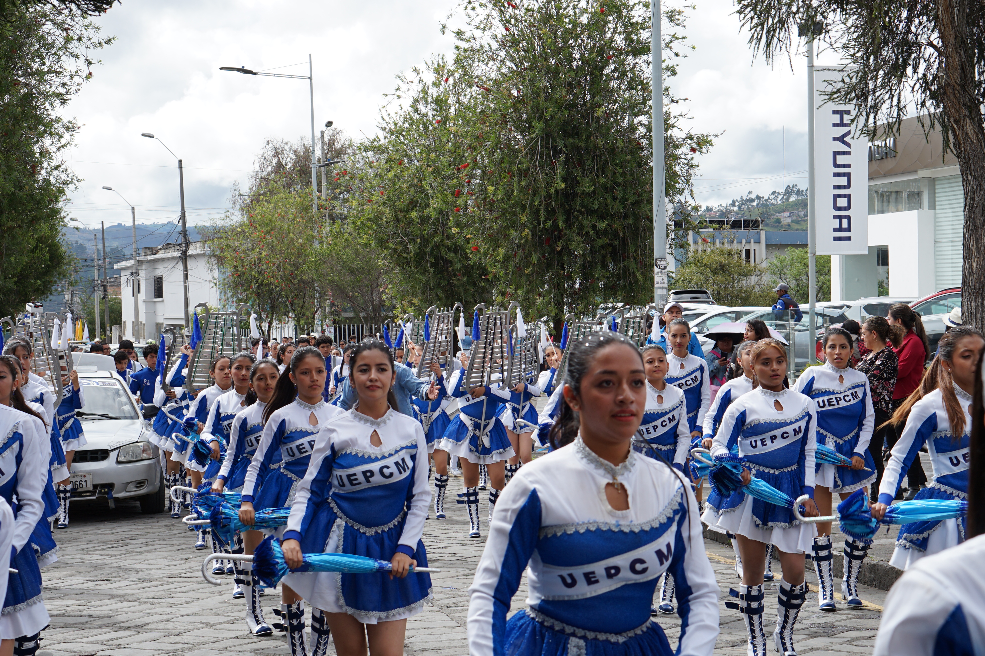 Estudiantes desfilando